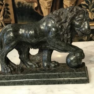 LION EN MARBRE VERT SERPENTINE – XIX ème SIÈCLE