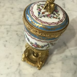 Grand pot en porcelaine pour Pot pourri monture en bronze doré